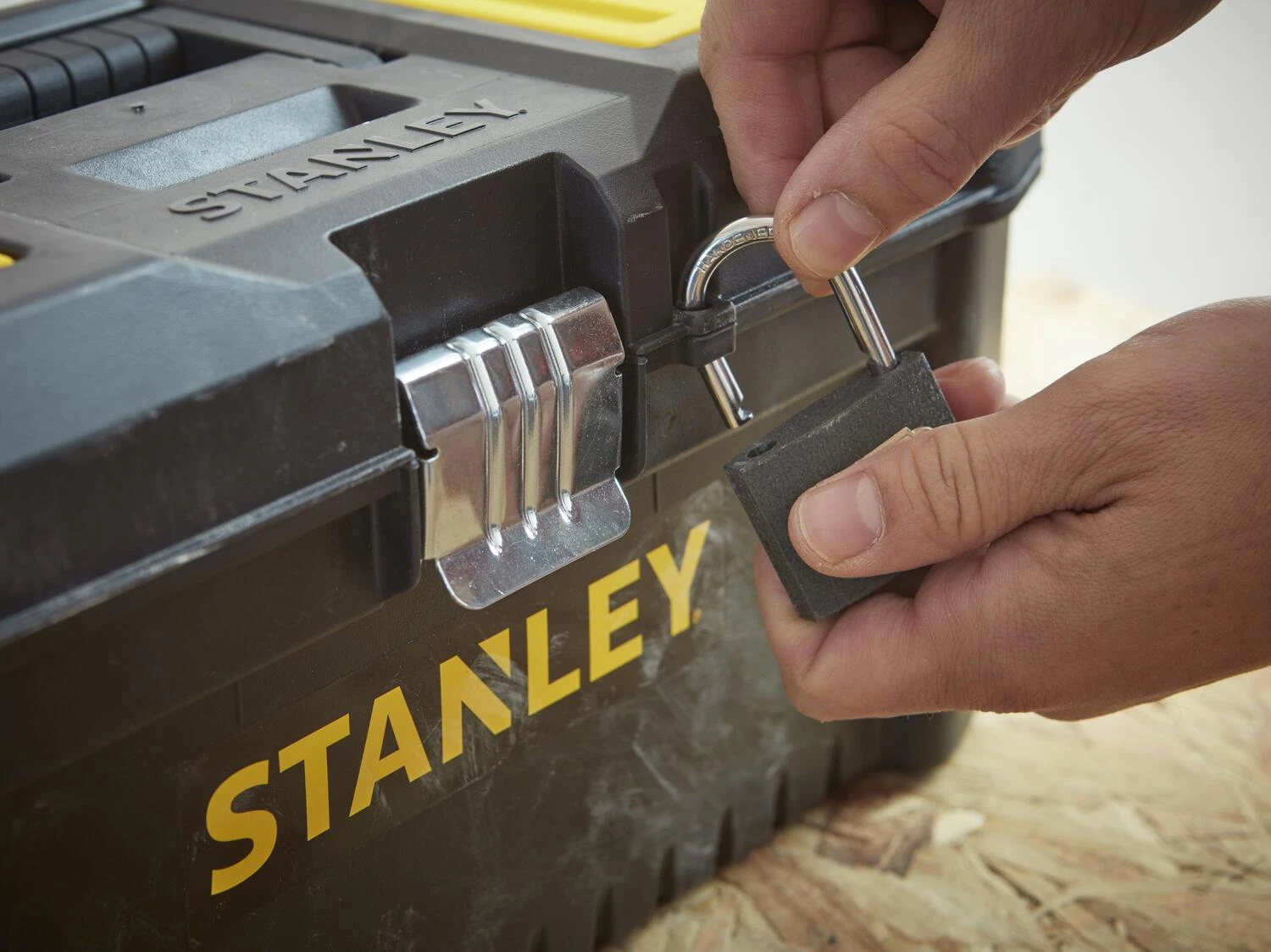 Įrankių dėžė Stanley 16" Essential su metaliniais užraktais STST1-75518