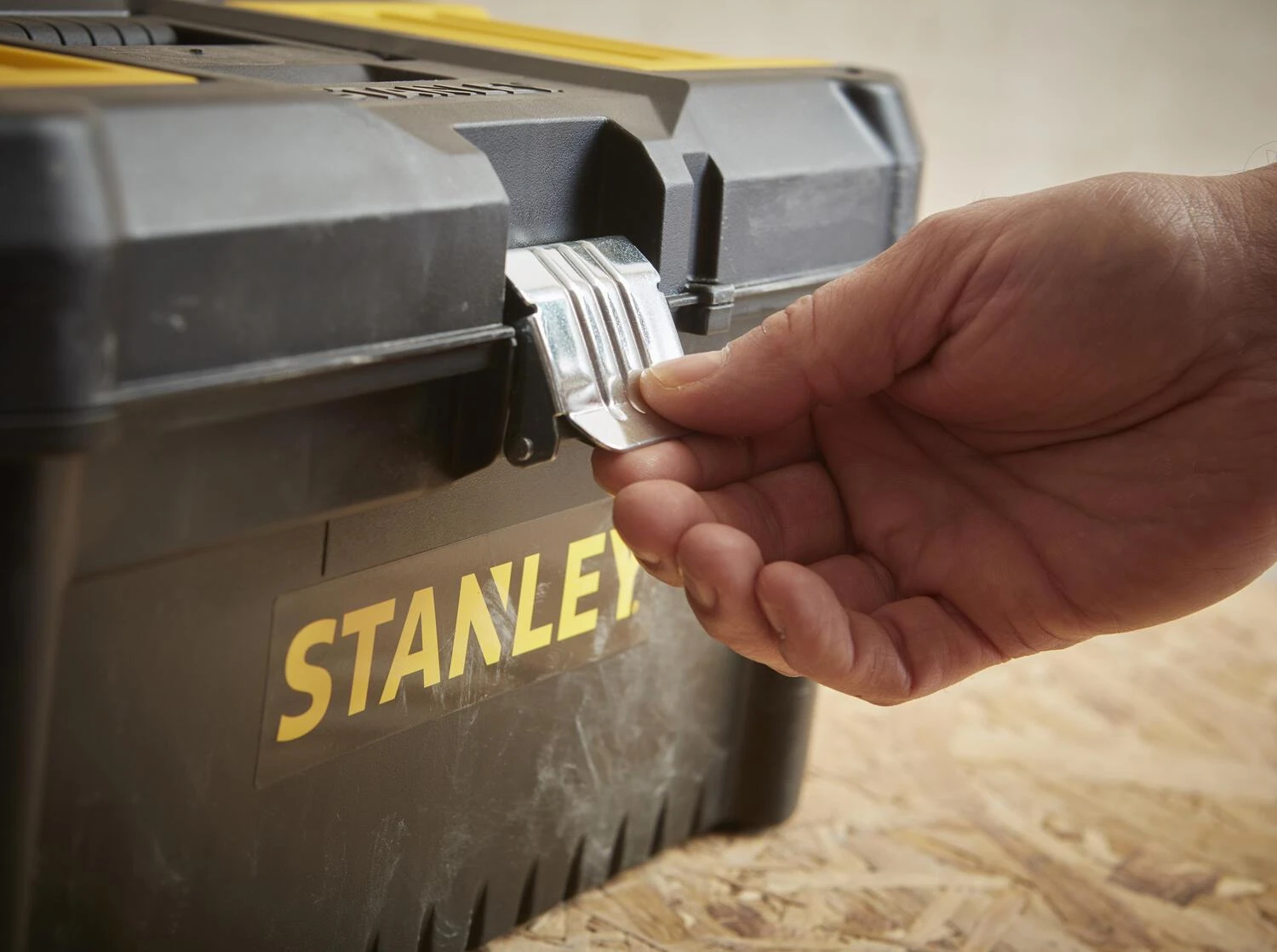 Įrankių dėžė Stanley 16" Essential su metaliniais užraktais STST1-75518
