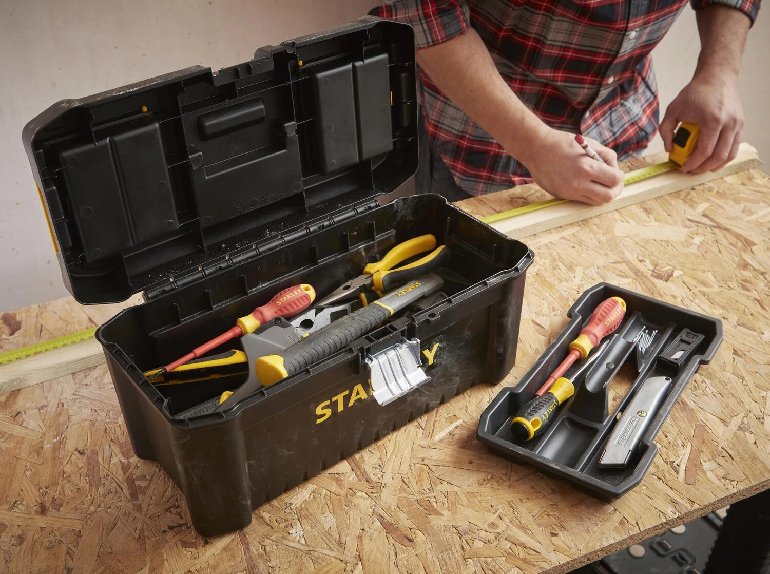 Įrankių dėžė Stanley 16" Essential su metaliniais užraktais STST1-75518