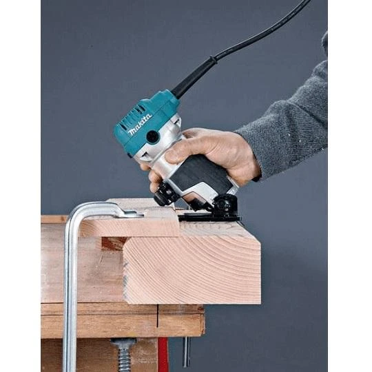 Makita RT0702CX2J Freza 710W 6- 8mm, 10.000 - 34.000 r/min 1,8kg + Priedai