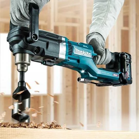 Makita 40V kampinis gręžtuvas darbo metu