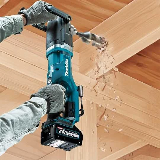Makita kampinis gręžtuvas darbo procese