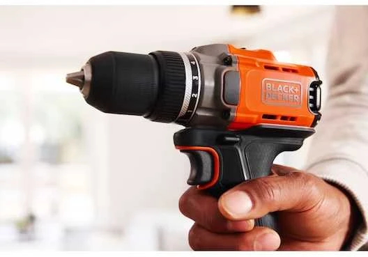 Black & Decker suktuvas-gręžtuvas rankoje