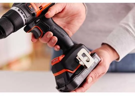 Black & Decker wiertarko-wkrętarka smūginis akumuliatorinė, 50Nm, 18V POWERCONNECT, Juodas & Decker [BLD683D1XK-QW] 2,0Ah, dėklas