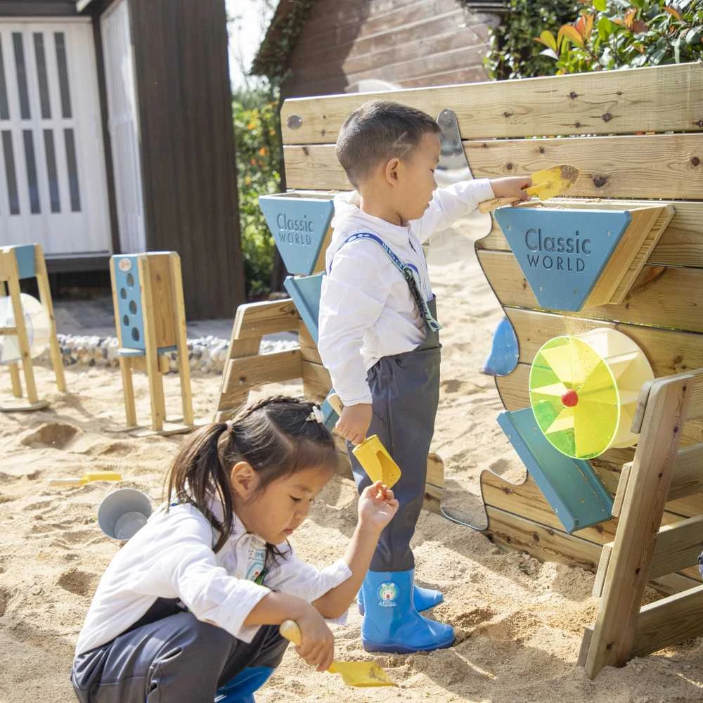 CLASSIC WORLD EDU medinė smėlio žaidimų sienelė su suoleliu