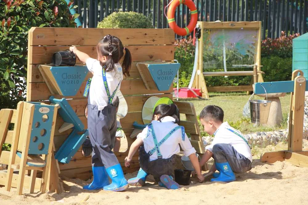 CLASSIC WORLD EDU medinė smėlio žaidimų sienelė su suoleliu