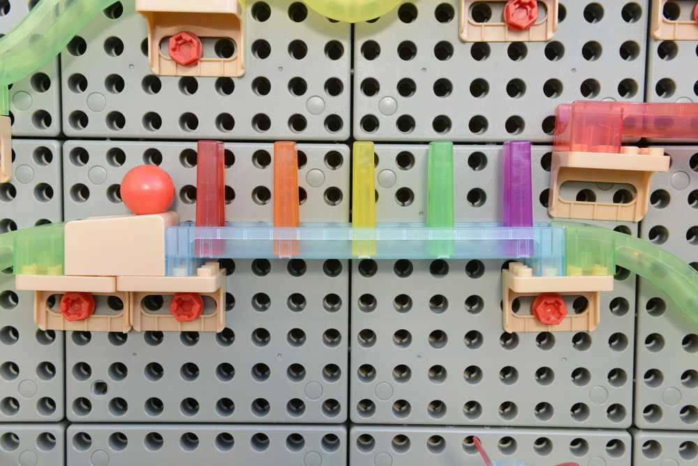 MASTERKIDZ kamuoliukų bėgimo trasos konstruktoriaus rinkinys STEM lenta 120 detalių
