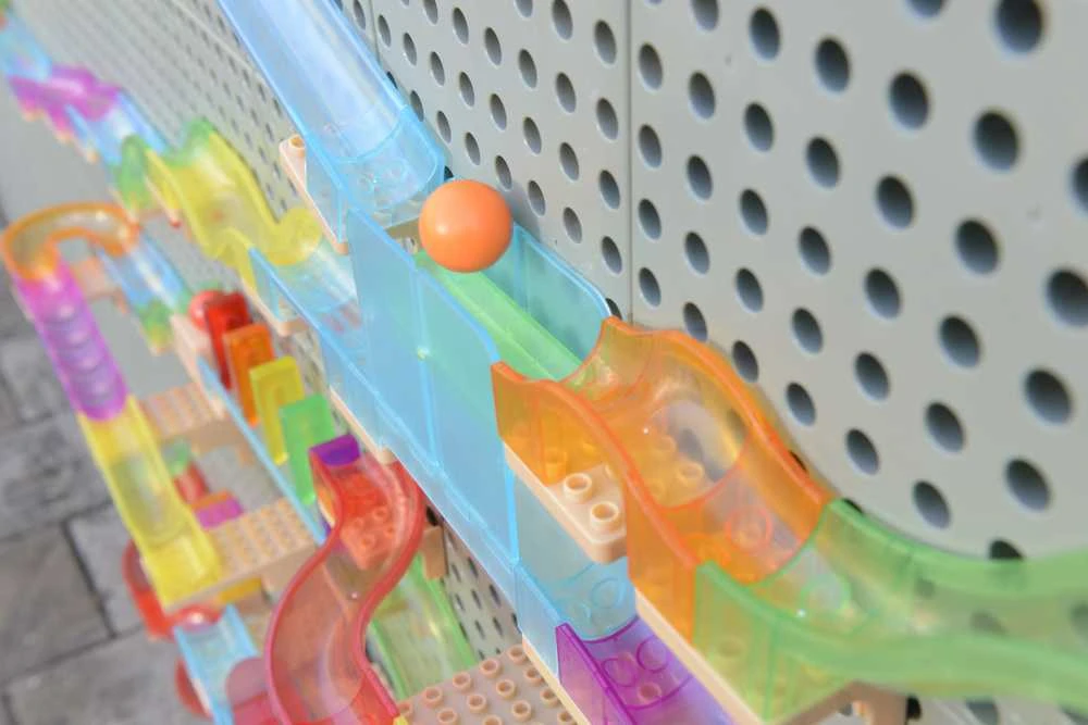 MASTERKIDZ kamuoliukų bėgimo trasos konstruktoriaus rinkinys STEM lenta 440 detalių