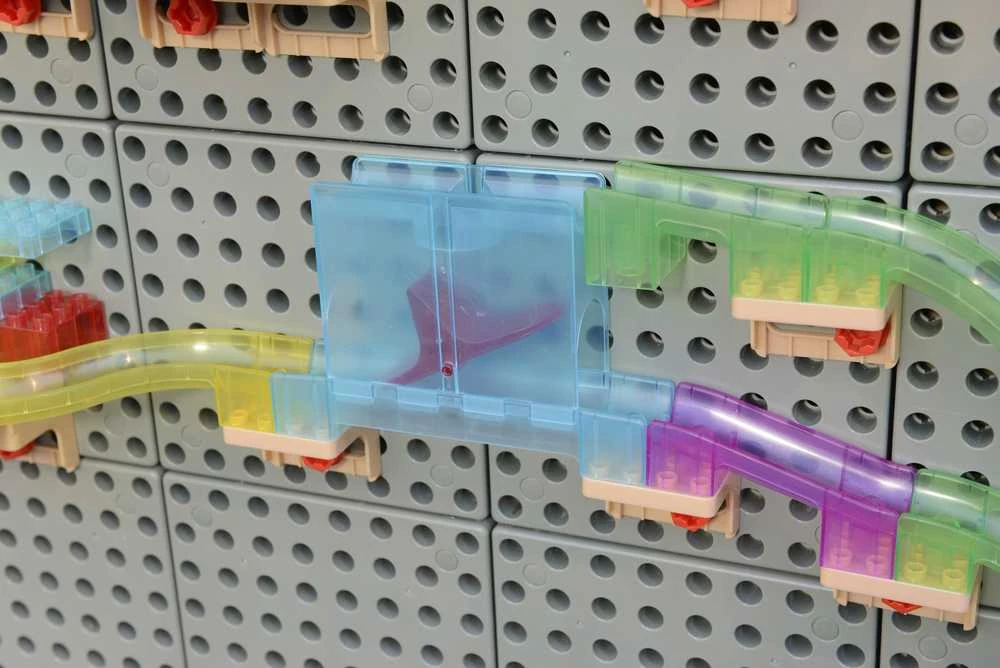 MASTERKIDZ kamuoliukų bėgimo trasos konstruktoriaus rinkinys STEM lenta 440 detalių