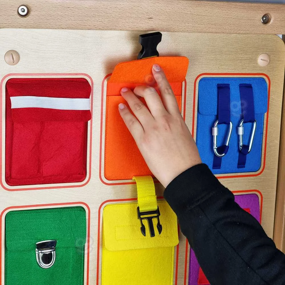 Medinė manipuliacinė sieninė lentelė MASTERKIDZ spalvotos kišenėlė
