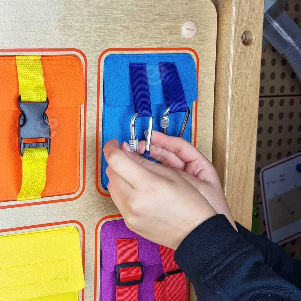 Medinė manipuliacinė sieninė lentelė MASTERKIDZ spalvotos kišenėlė