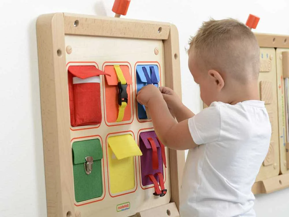 Medinė manipuliacinė sieninė lentelė MASTERKIDZ spalvotos kišenėlė