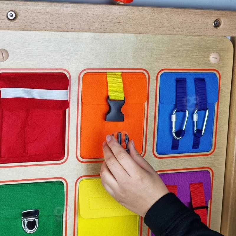 Medinė manipuliacinė sieninė lentelė MASTERKIDZ spalvotos kišenėlė