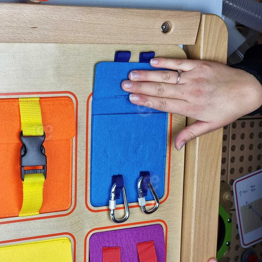 Medinė manipuliacinė sieninė lentelė MASTERKIDZ spalvotos kišenėlė