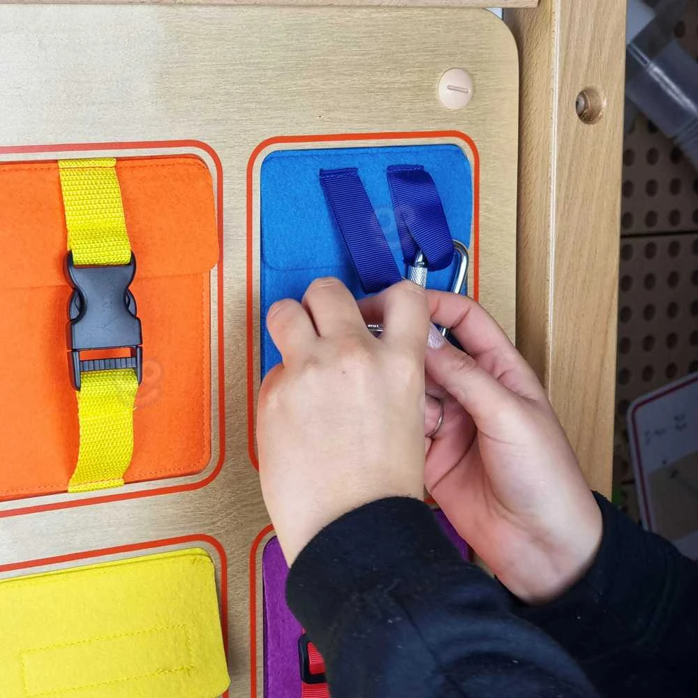 Medinė manipuliacinė sieninė lentelė MASTERKIDZ spalvotos kišenėlė