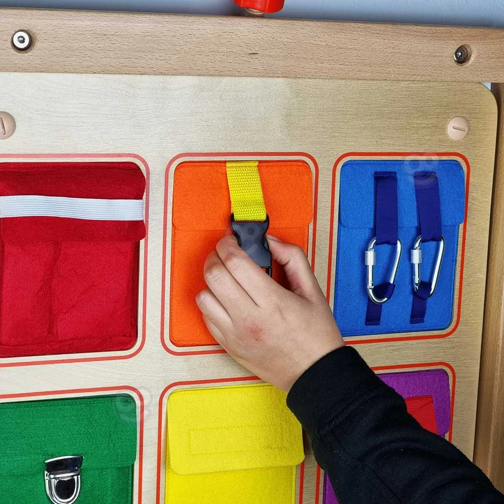 Medinė manipuliacinė sieninė lentelė MASTERKIDZ spalvotos kišenėlė