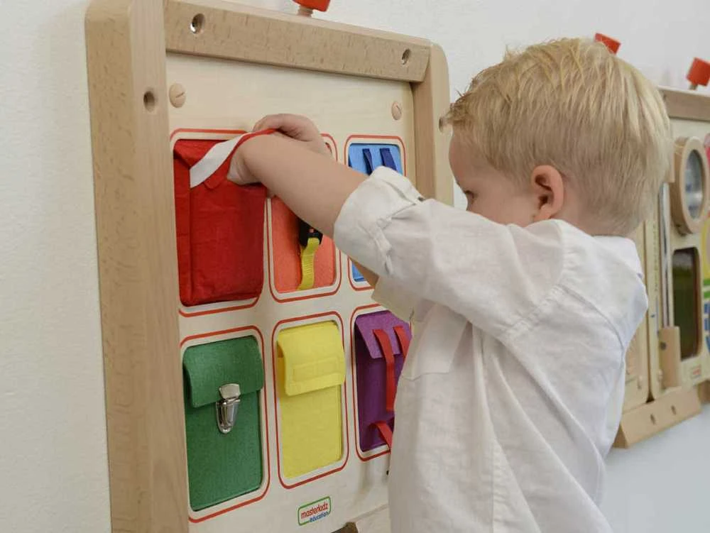 Medinė manipuliacinė sieninė lentelė MASTERKIDZ spalvotos kišenėlė