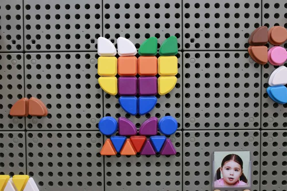MASTERKIDZ 64 geometrinių formų kaiščių rinkinys STEM lentoms