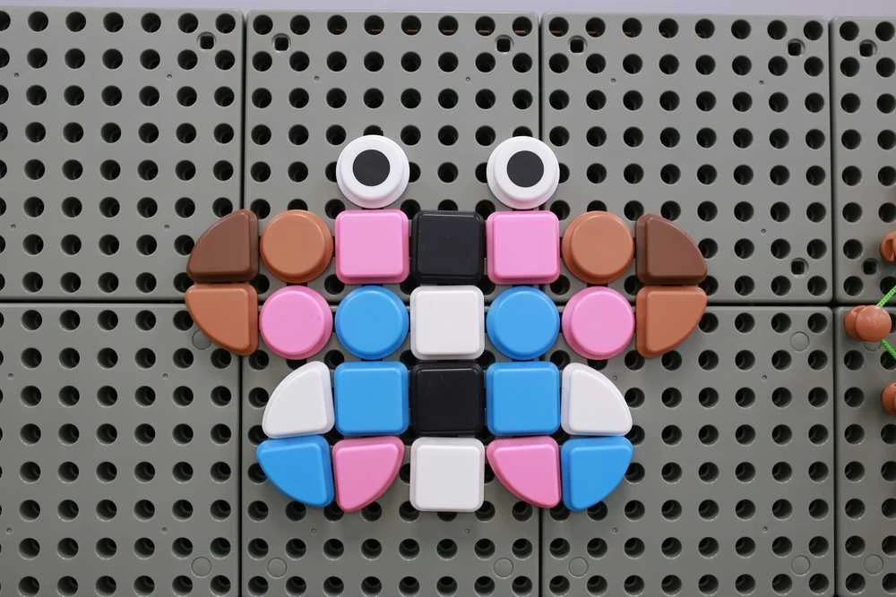 MASTERKIDZ 64 geometrinių formų kaiščių rinkinys STEM lentoms