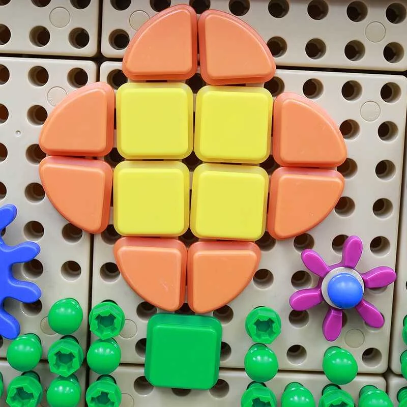 MASTERKIDZ 64 geometrinių formų kaiščių rinkinys STEM lentoms