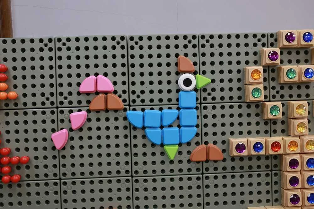 MASTERKIDZ 64 geometrinių formų kaiščių rinkinys STEM lentoms