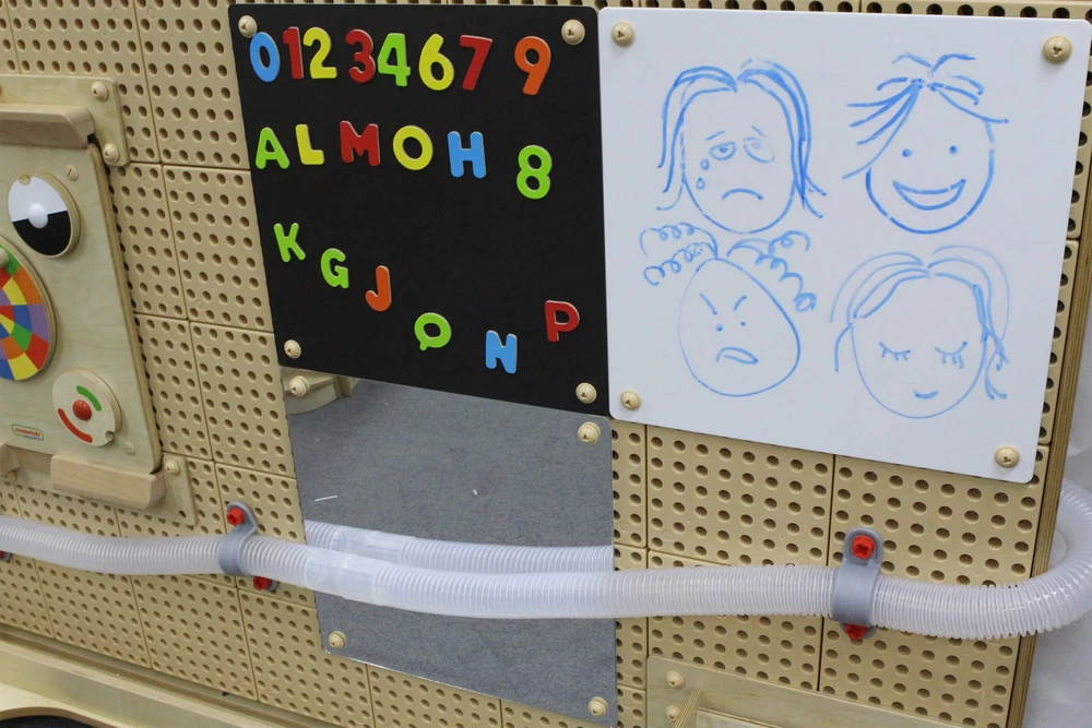 MASTERKIDZ laisvai pastatoma kūrybinė STEM mokymosi lenta 166 x 125