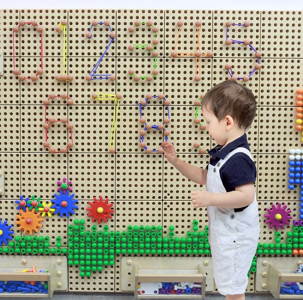 MASTERKIDZ medinė STEM lenta, laisvai stovinti, XXL dydžio, namelio formos + priedai