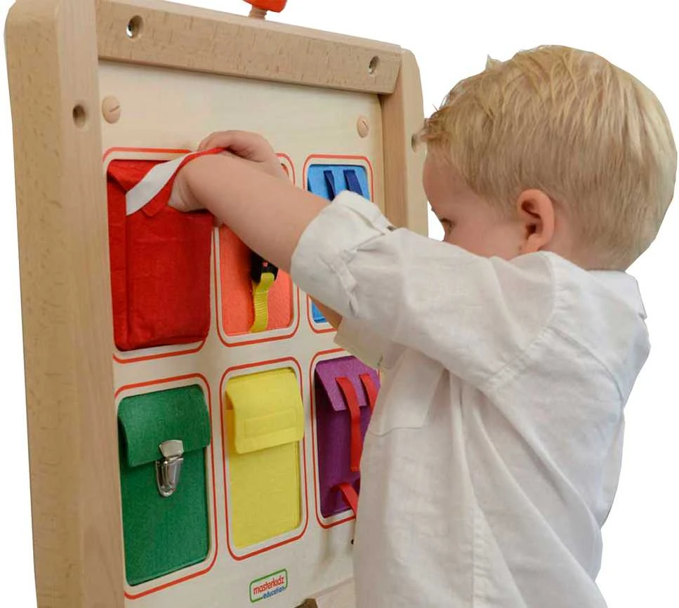 Medinė manipuliacinė sieninė lentelė MASTERKIDZ spalvotos kišenėlė