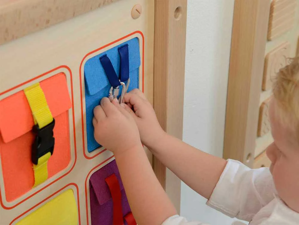Medinė manipuliacinė sieninė lentelė MASTERKIDZ spalvotos kišenėlė
