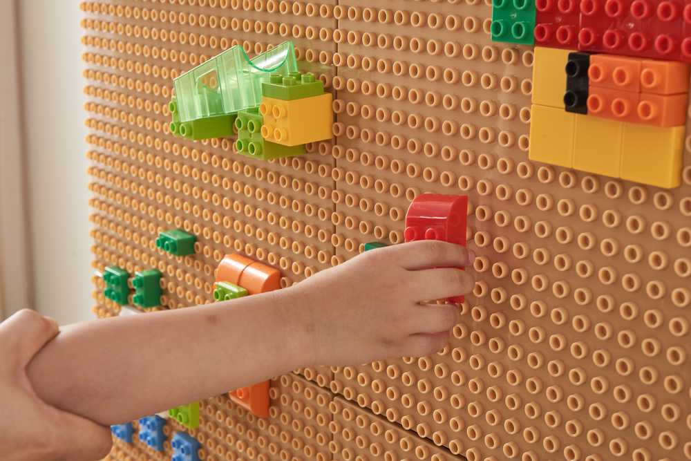 MASTERKIDZ Medinis lavinamasis stalas + SIENOS PRIEDAI KIEMS + 359 vnt.