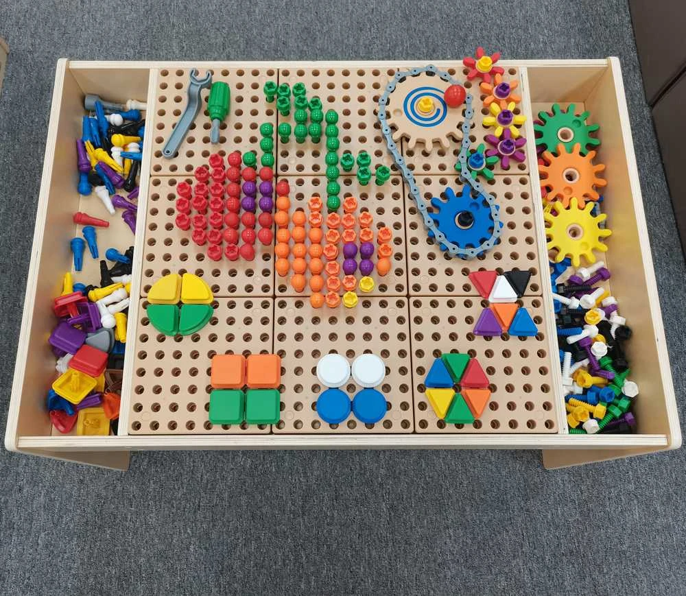 MASTERKIDZ medinis mokomasis stalas + 352 STEAM sienelės priedai
