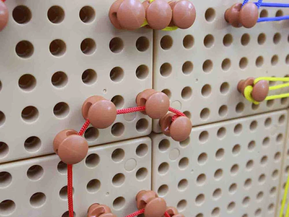 Masterkidz Kreatyvios Žaidimų Lentelės Komplektas 200 Kotelų ir 60 Siūlų
