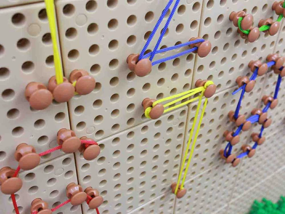 Masterkidz Kreatyvios Žaidimų Lentelės Komplektas 200 Kotelų ir 60 Siūlų