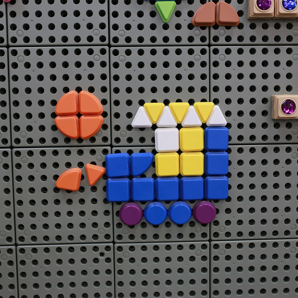 MASTERKIDZ 64 geometrinių formų kaiščių rinkinys STEM lentoms