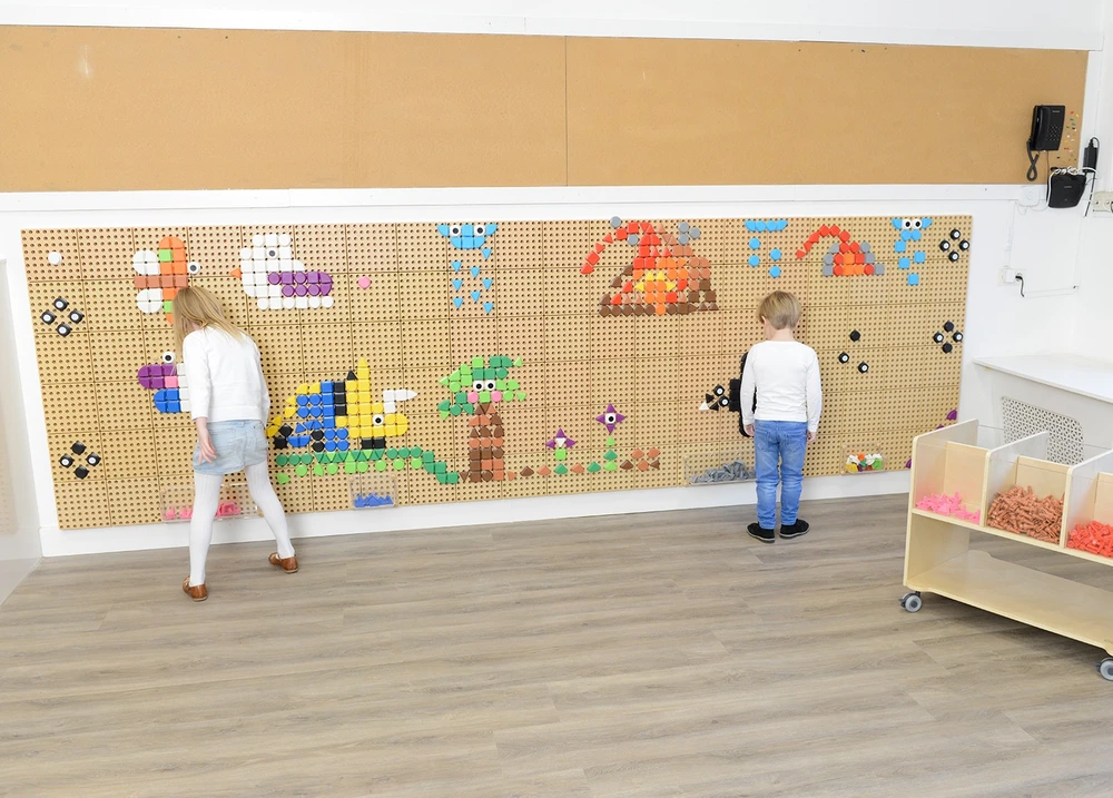 MASTERKIDZ 64 geometrinių formų kaiščių rinkinys STEM lentoms