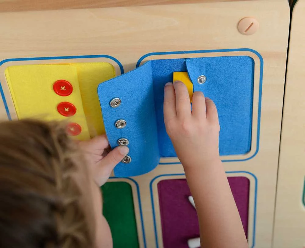 „Wallboard“ atidarymo ir uždarymo spynų slankikliai mygtukai MasterKidz Montessori