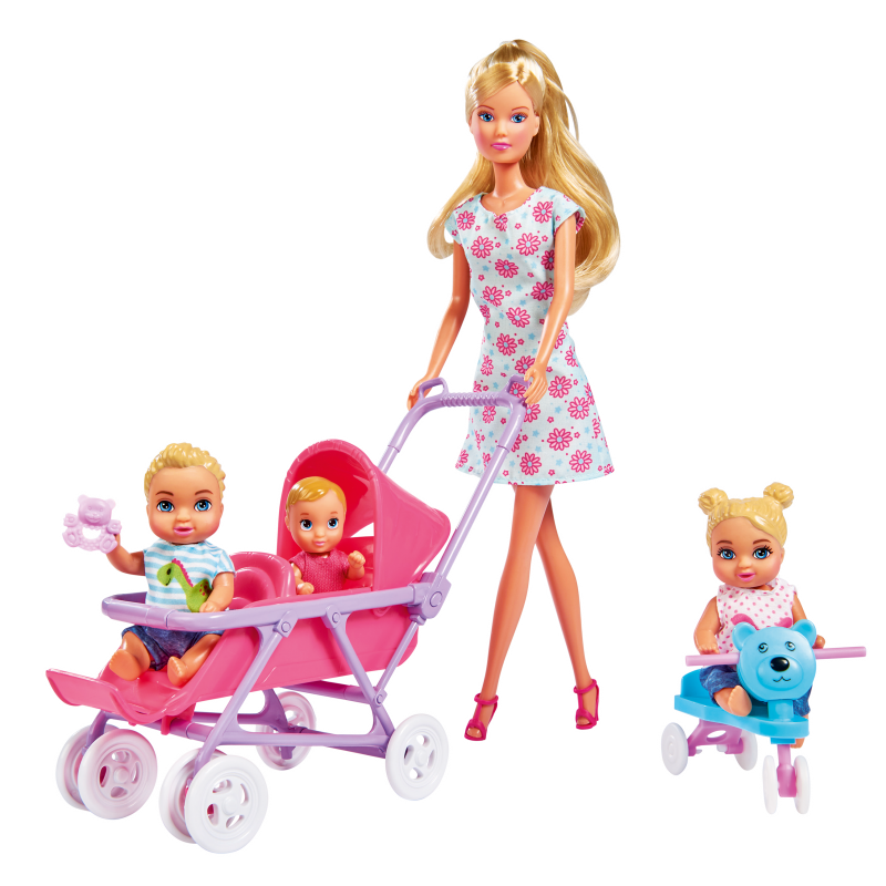 Simba Steffi Love Mama Doll vaiko kambaryje, kuriame yra 3 vaikai 28 elementai.