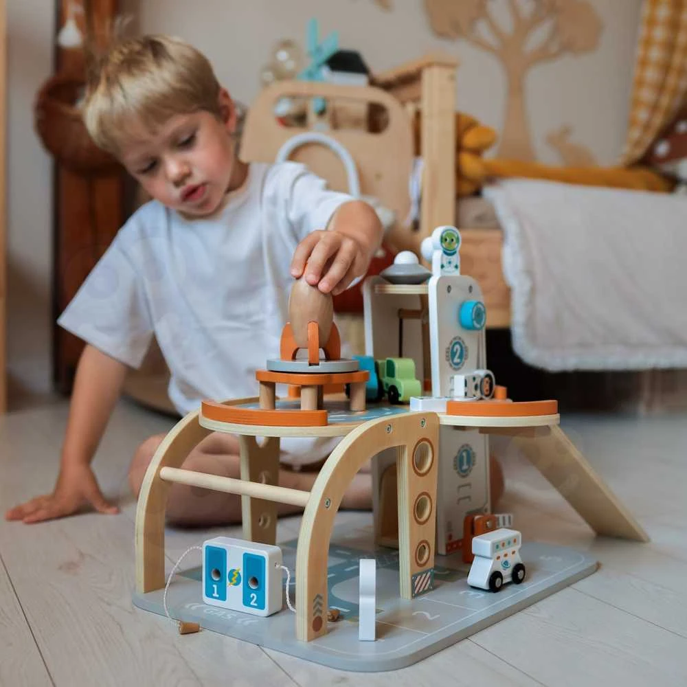 Tooky Toys Medinė kosminė stovėjimo stotis-kosminis parkingas TOOKY TOY
