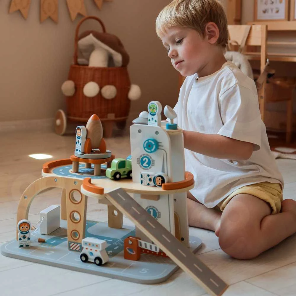 Tooky Toys Medinė kosminė stovėjimo stotis-kosminis parkingas TOOKY TOY
