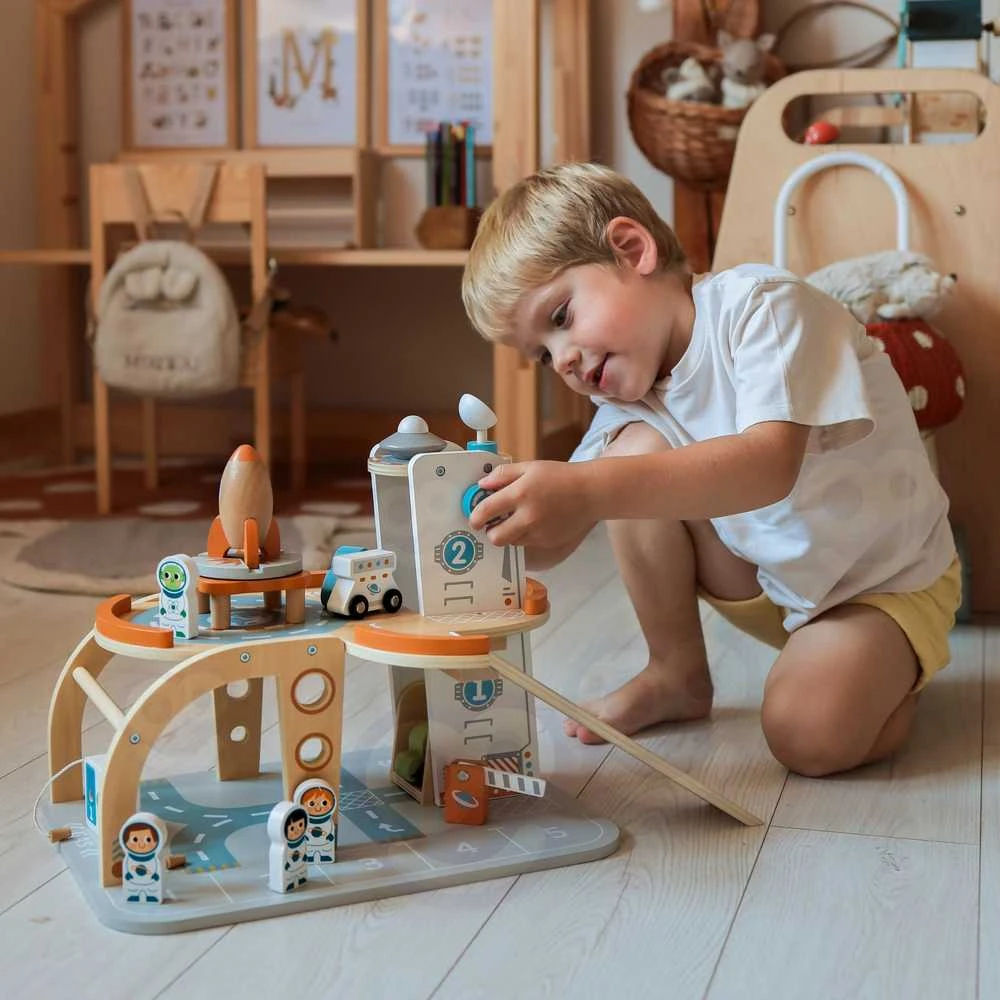 Tooky Toys Medinė kosminė stovėjimo stotis-kosminis parkingas TOOKY TOY