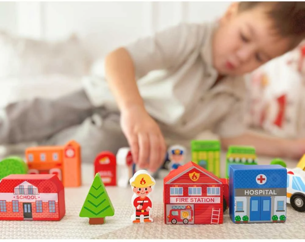 Tooky Toys Paimtas žaislinis medinis pastatų komplektas ir „Figurines City“