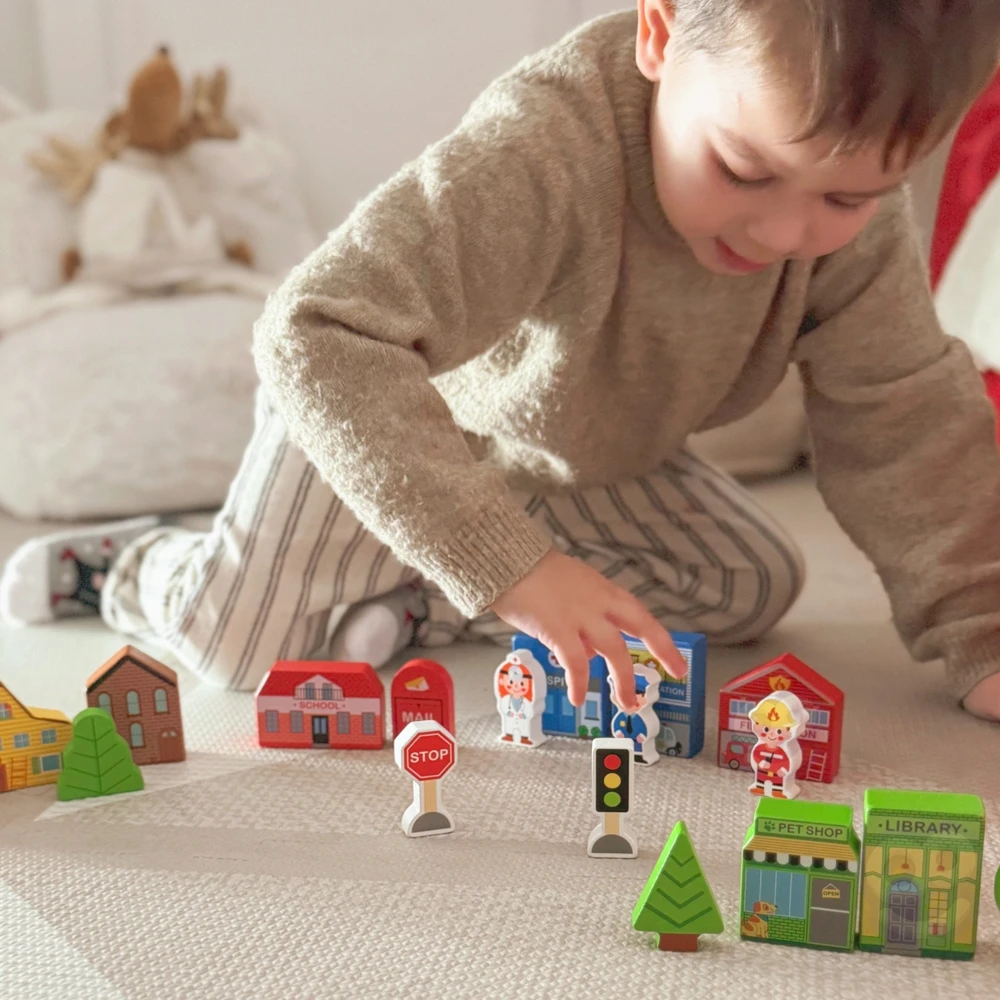 Tooky Toys Paimtas žaislinis medinis pastatų komplektas ir „Figurines City“
