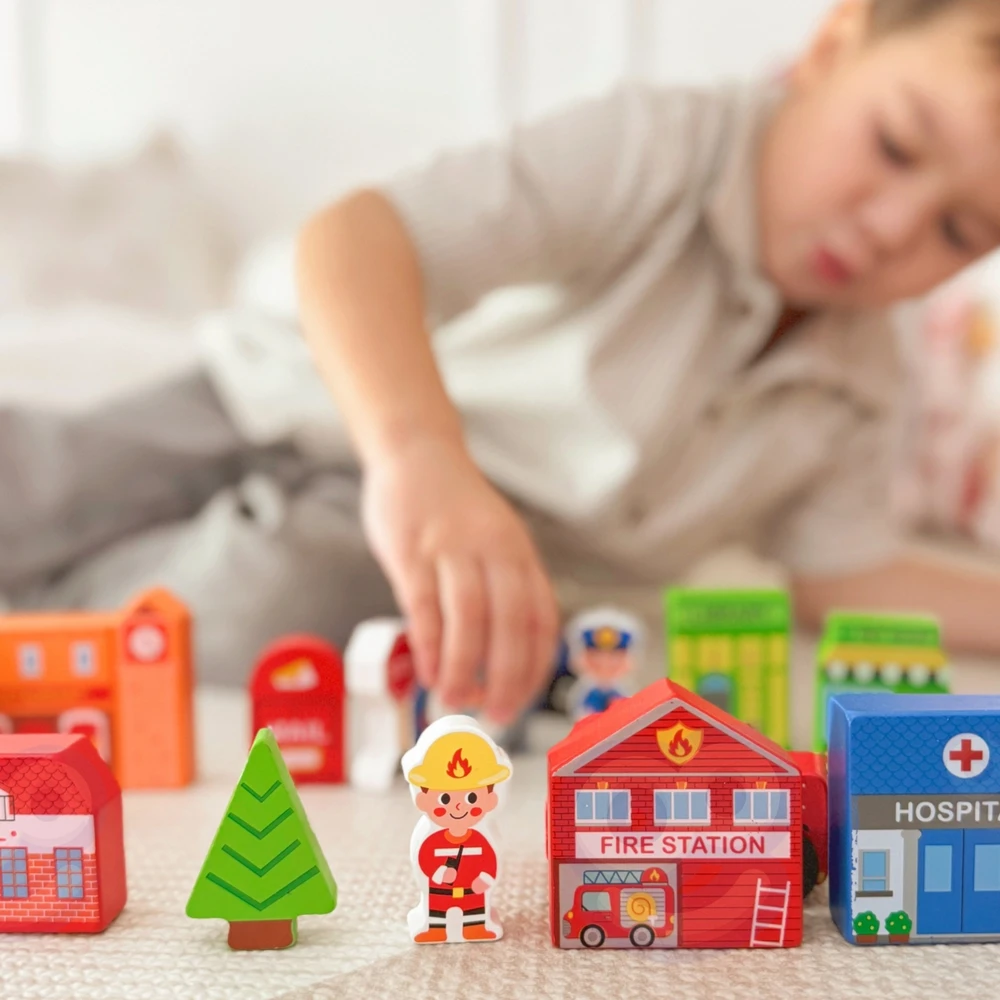 Tooky Toys Paimtas žaislinis medinis pastatų komplektas ir „Figurines City“