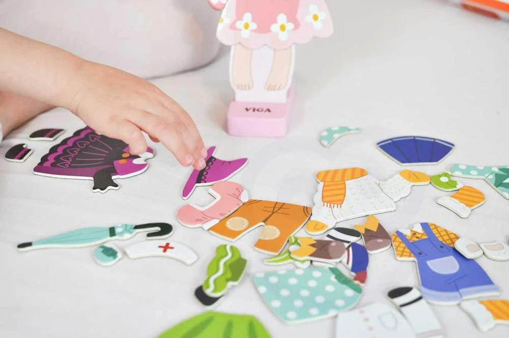 Viga Toys Medinė magnetinė edukacinė aprengimo dėlionė VIGA