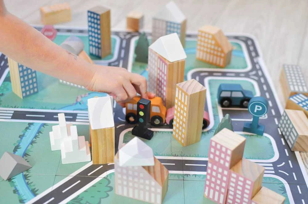 Viga Toys „Viga Polarb“ medinis tyčiojimasis su „Blocks City 56 EL“.