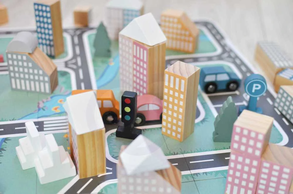Viga Toys „Viga Polarb“ medinis tyčiojimasis su „Blocks City 56 EL“.