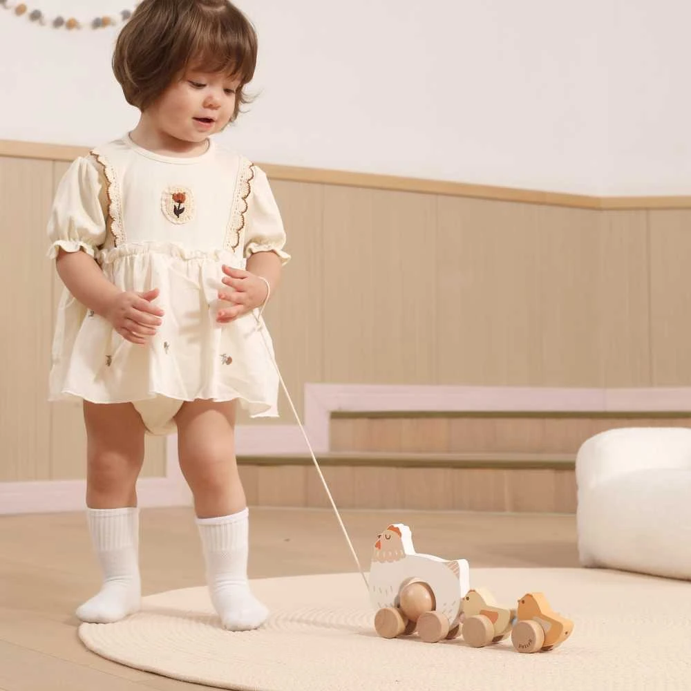 Viga Toys VIGA PolarB medinė vištelė su viščiukais traukimui