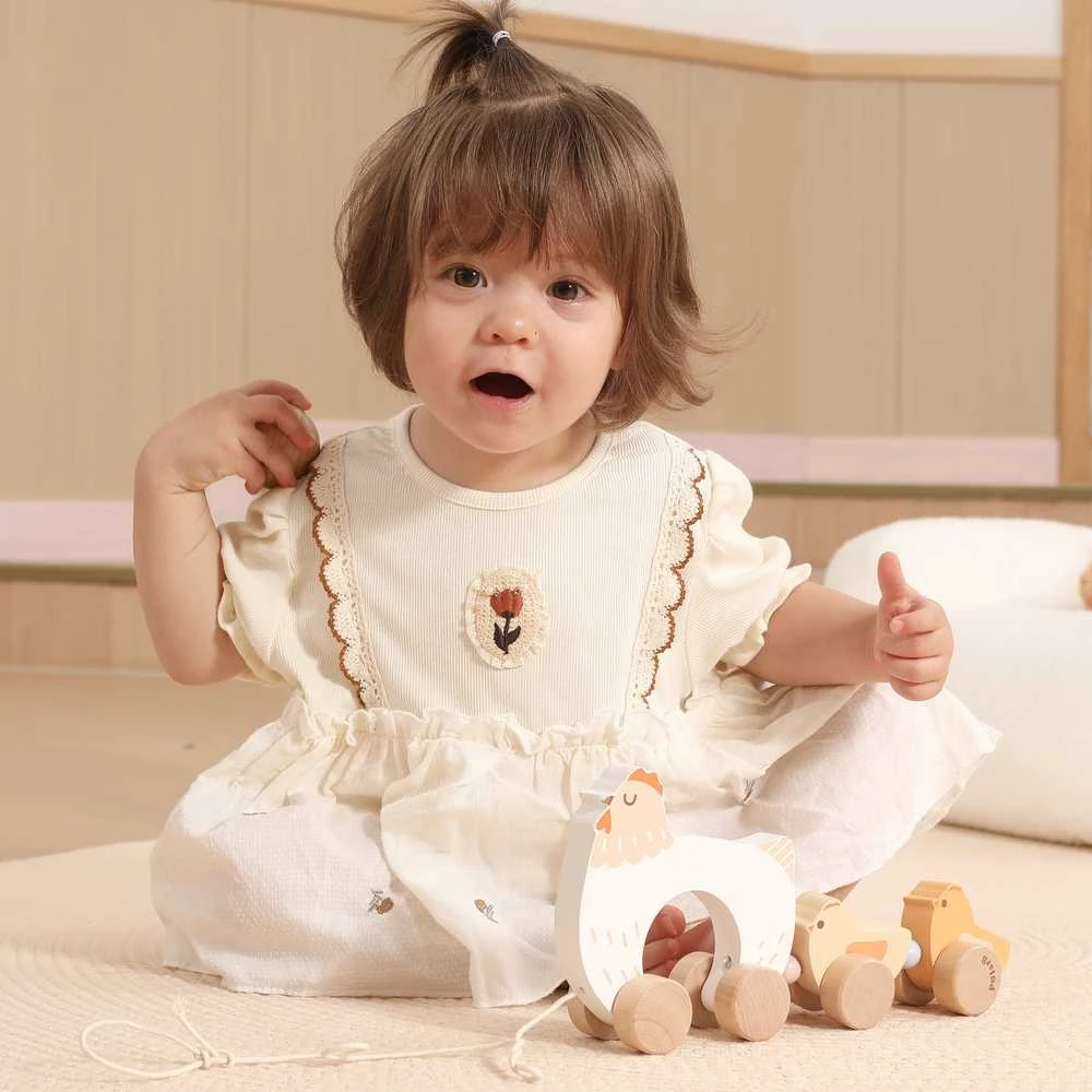 Viga Toys VIGA PolarB medinė vištelė su viščiukais traukimui