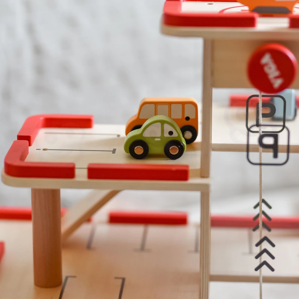 Medinis VIGA parkingas su automobiliukais ir sraigtasparniu