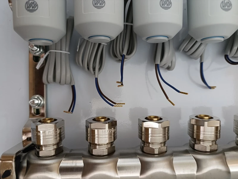 Hismart Grindinio šildymo kolektorius 6 kontūrų su terminėmis pavaromis NC AC230V ir debitomačiais aprašymas - Prekės nuotrauka